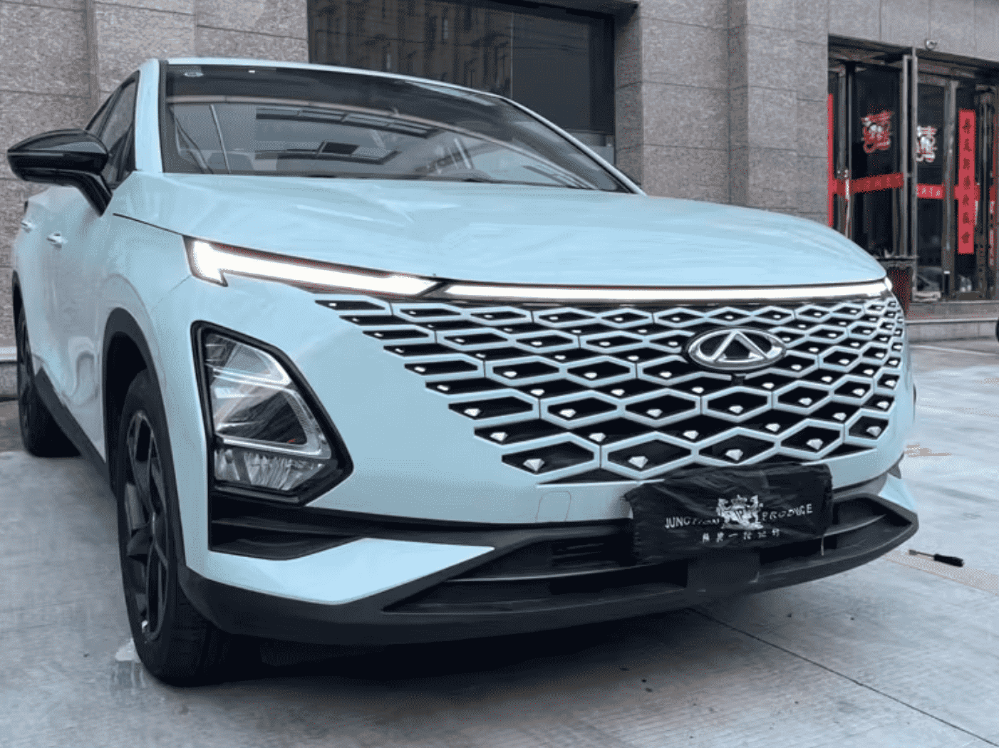 Xevaban.com ở 214 Giải Phóng là đơn vị chuyên cung cấp phụ kiện oto, đồ chơi oto, phụ kiện omoda c5, đồ chơi omoda c5, xevaban, 214 giải phóng, đèn led cản trước omoda c5, đèn led cản sau omoda c5, độ đèn led omoda c5.